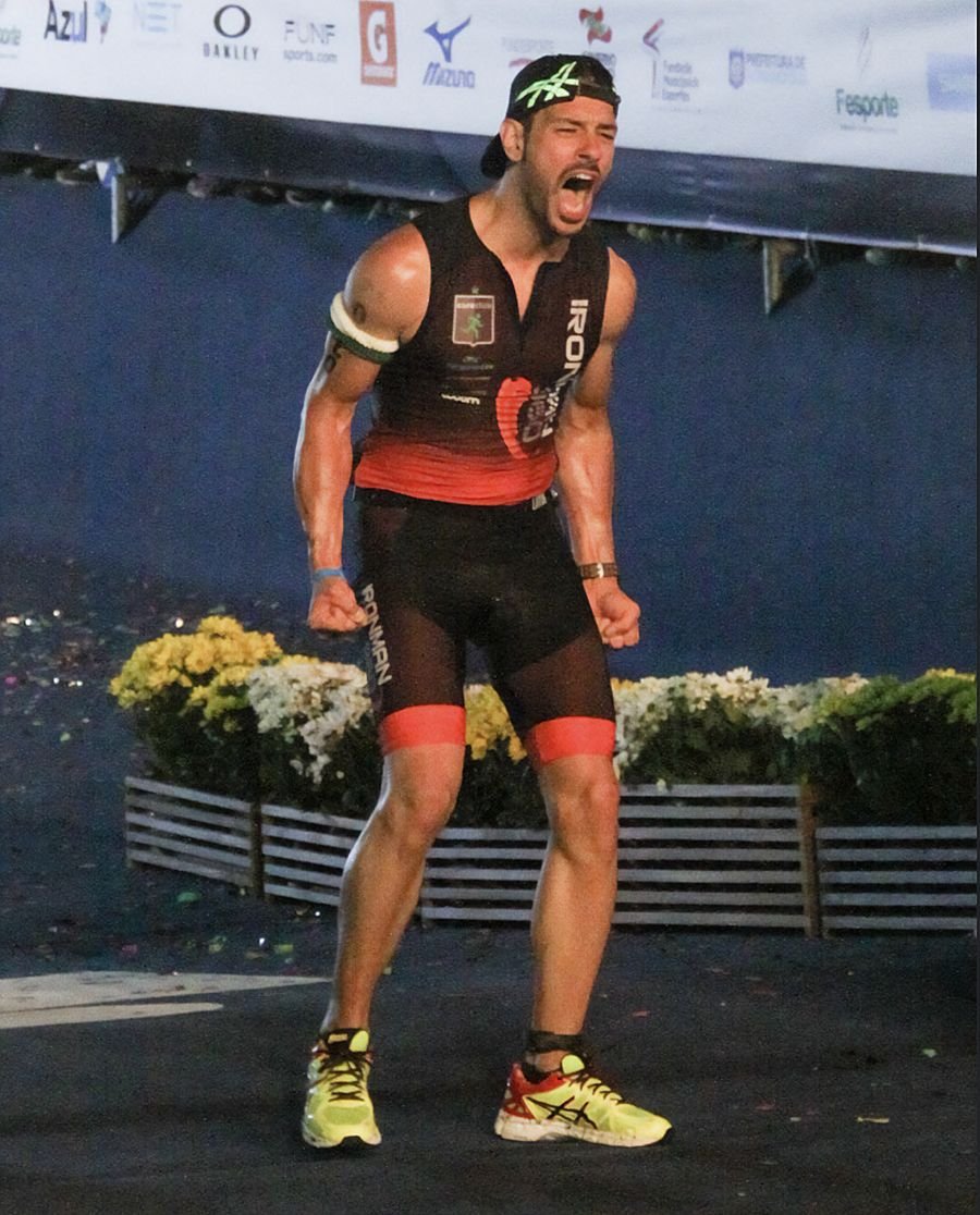 Fred comemorando na linha de chegada do IRONMAN Brasil 2015
